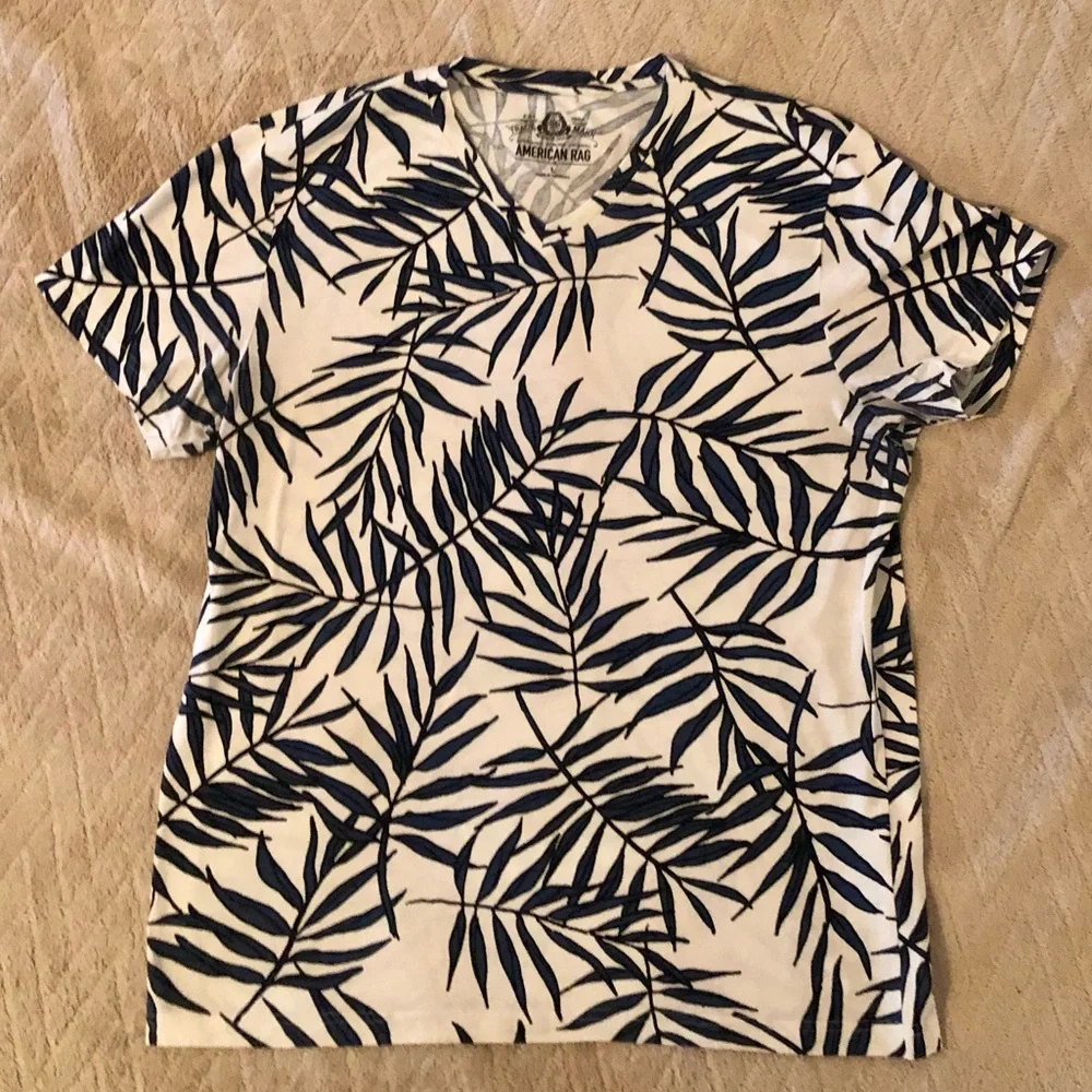 American Rag Men’s Hawaiian style V-neck t-shirt in Large - Picture 2 of 6